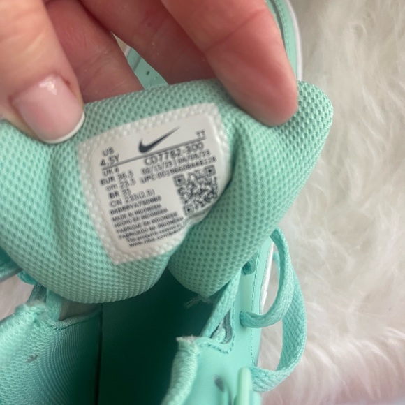 Kids Nike NIB court borough mid 2
Size 4.5 - Picture 4 of 6